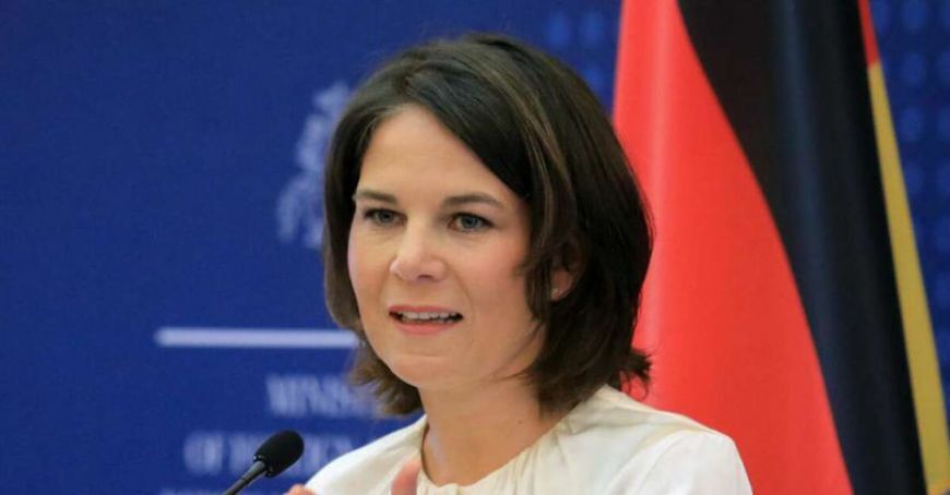 Бербок добивается проведения заседания специального суда.