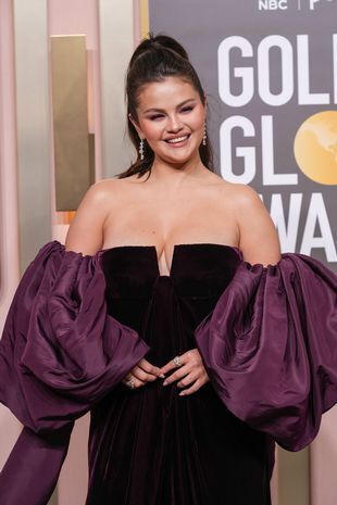 Селена Гомес признает, что она «сейчас немного большая», поскольку она закрывает бодишеймеры