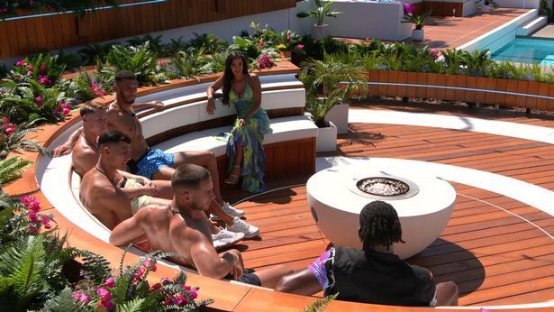 Остров любви дал поклонникам первый взгляд на новый сериал, когда Майя Джама прибывает на виллу и встречается лицом к лицу с мальчиками.