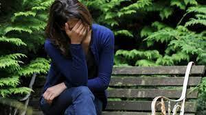 Почему люди становятся душевнобольными, а точнее подвергаются сильной депрессии?