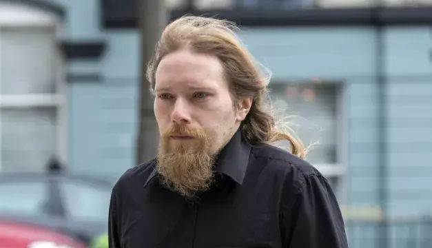 Мужчину посадили в тюрьму за попытку нанять киллера для убийства онлайн-партнеров жены