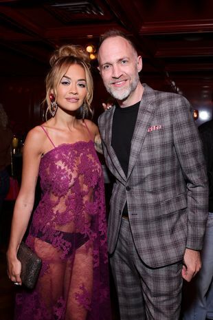 Певица в маске Рита Ора без бюстгальтера в прозрачном платье на вечеринке «Золотой глобус»