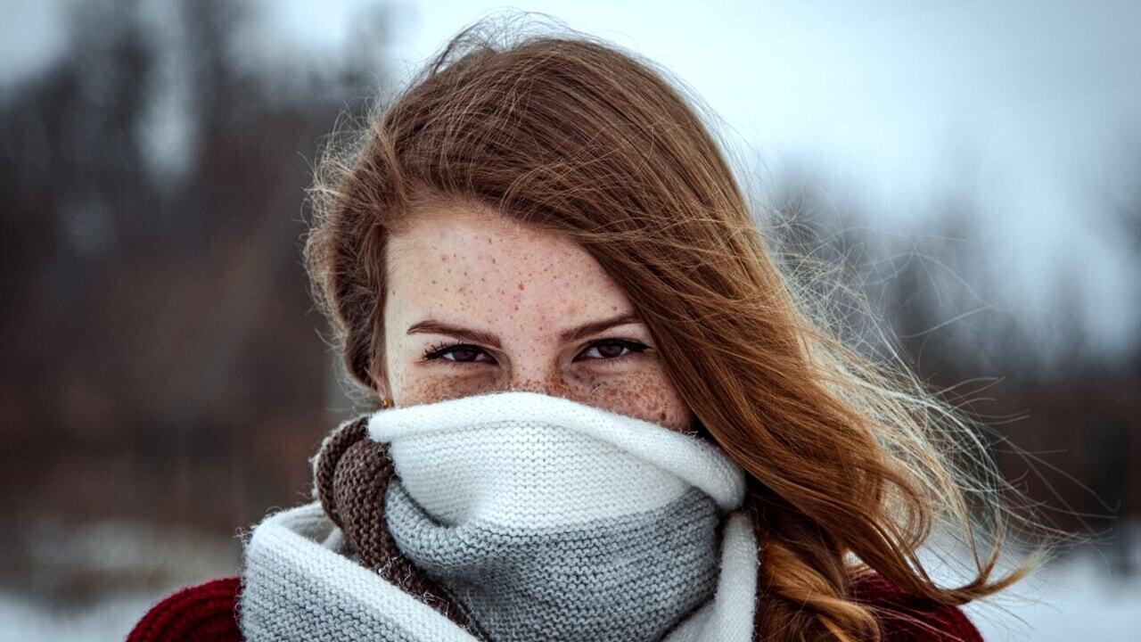 Как укрепить волосы зимой: советы специалистов по уходу за ними даже в холодное время года