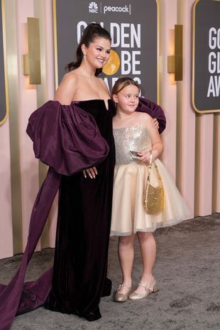 Селена Гомес признает, что она «сейчас немного большая», поскольку она закрывает бодишеймеры