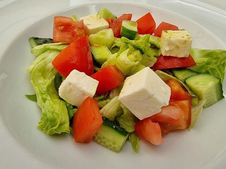 Греческий вкус. Греческий салат. Салат и сок. Салат испорченная красота. Протухший салат.