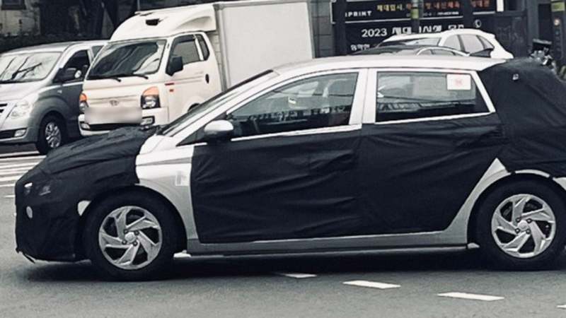 Новые скрытые фотографии Hyundai i20, который будет представлен в 2023году.