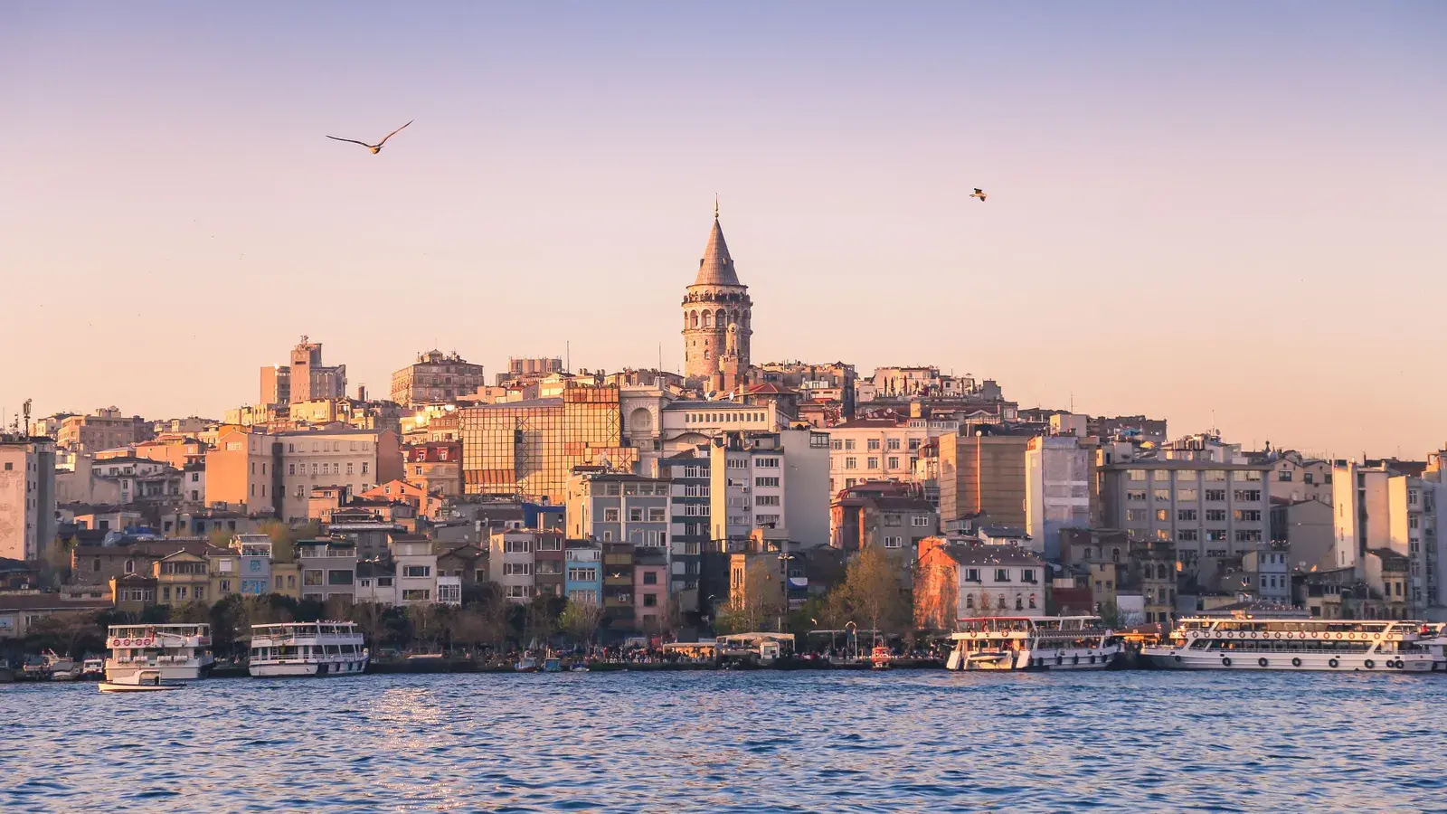 Халка татлиси, встречающаяся на каждом углу и известная как одна из любимых и старейших уличных блюд Стамбула, уже давно ассоциируется с более захудал