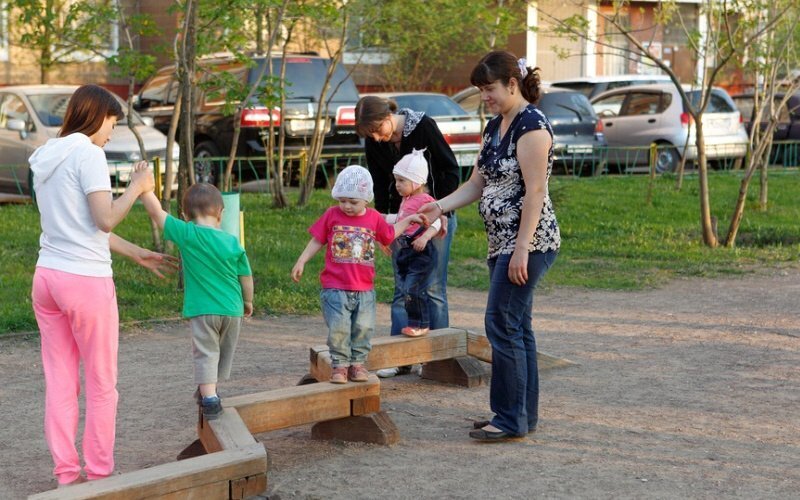 Население страны уменьшается на полтора миллиона человек в год. Как это можно остановить и что будет, если этого не сделать