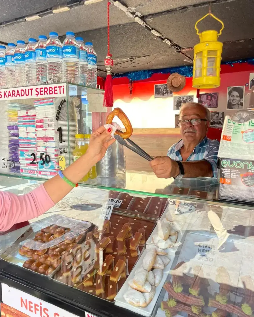 Халка татлиси, встречающаяся на каждом углу и известная как одна из любимых и старейших уличных блюд Стамбула, уже давно ассоциируется с более захудал