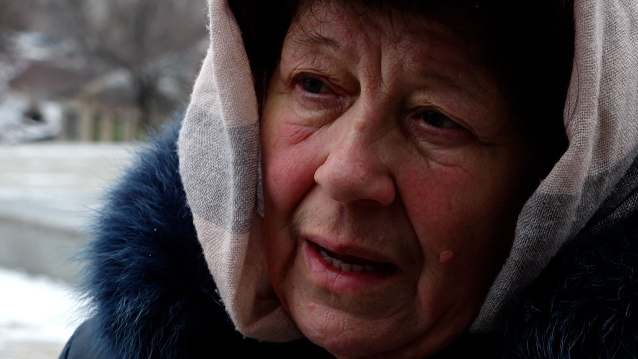 'Я не уйду': Мирные жители продолжают бороться с повседневной жизнью, несмотря на битву за Бахмут.