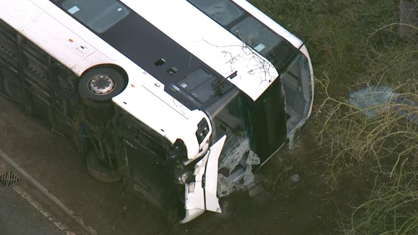 Десятки раненых, некоторые из них находятся в больнице после того, как двухэтажный автобус с 71 человеком на борту перевернулся на A39 Quantock Road