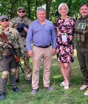 Сумасшедший сдвиг в моем восприятии': Как первый военный корреспондент-трансгендер теперь воюет с Украиной
