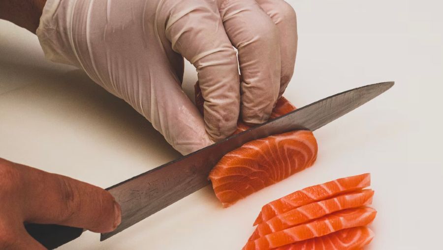 Лосось, выращенный на ферме, окрашен в розовый цвет.