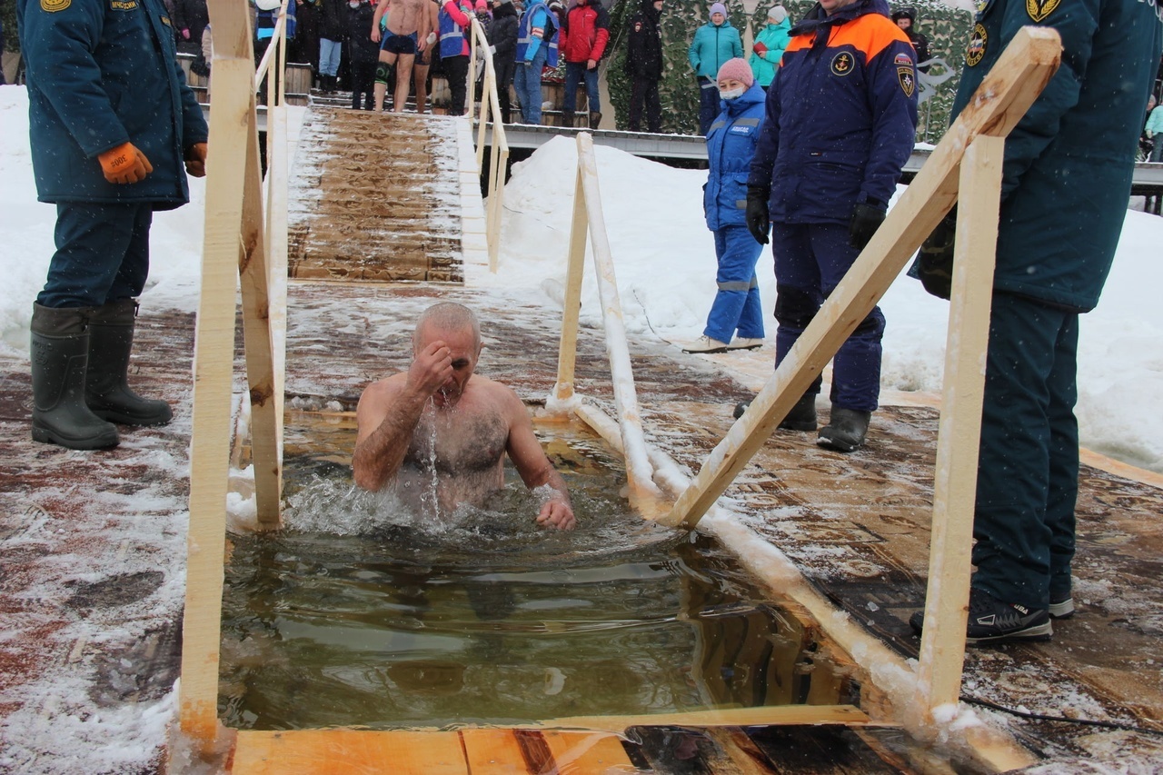 Крещение 19 января 2023: когда и как окунаться в прорубь на Крещение?