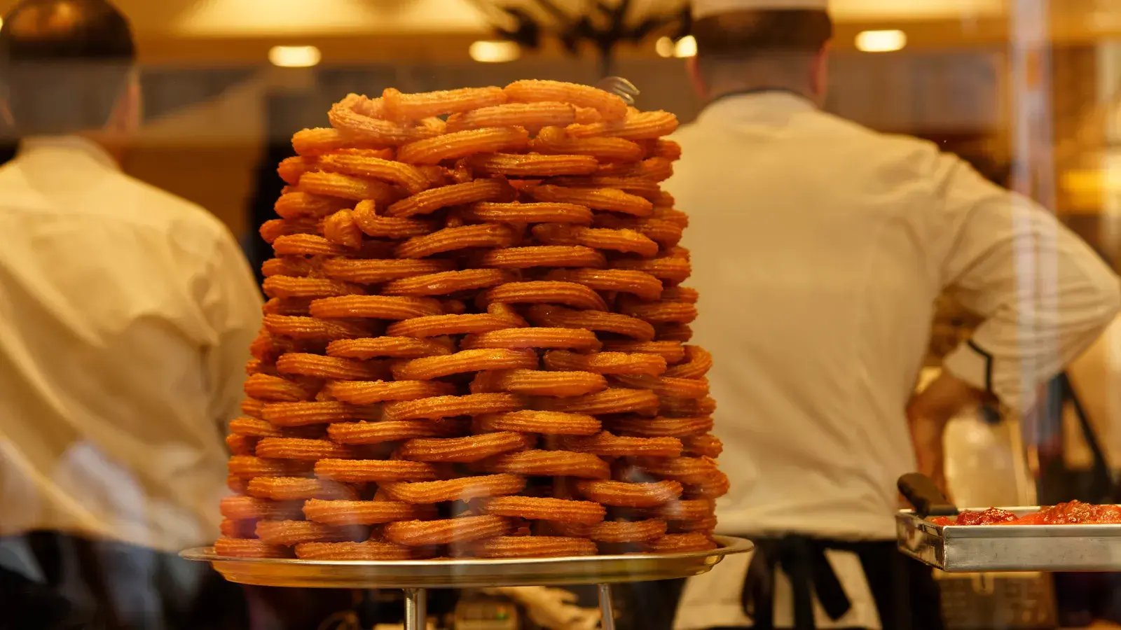 Халка татлиси, встречающаяся на каждом углу и известная как одна из любимых и старейших уличных блюд Стамбула, уже давно ассоциируется с более захудал