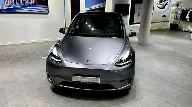 Tesla представила две новые автомобильной краски «ртуть»