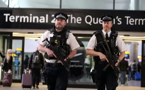 Мужчина арестован по подозрению в террористических преступлениях после обнаружения урана в Хитроу