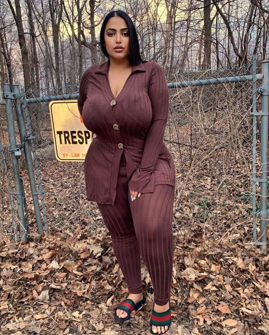 Модель с длиной тела 120 см, Almaz Doll развлекает своих поклонников интересными фотографиями.