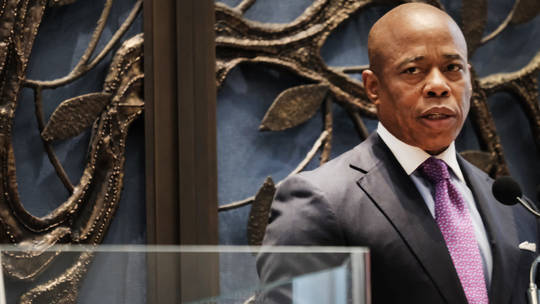 Город Нью-Йорк переполнен, мэр говорит мигрантам