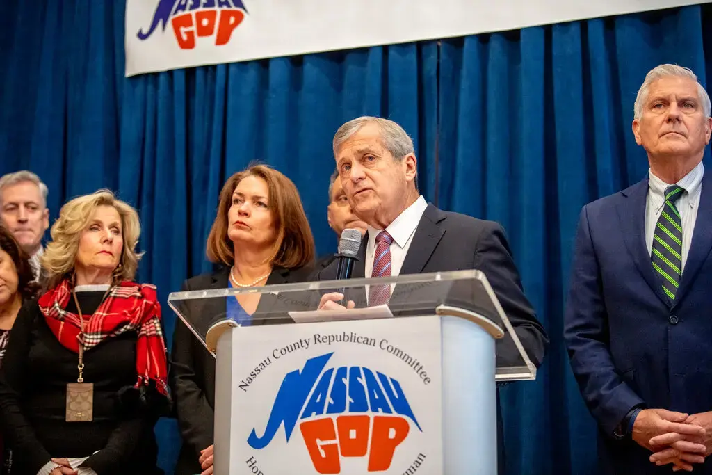 Джордж Сантос сталкивается с призывами уйти в отставку от 4 конгрессменов Республиканской партии