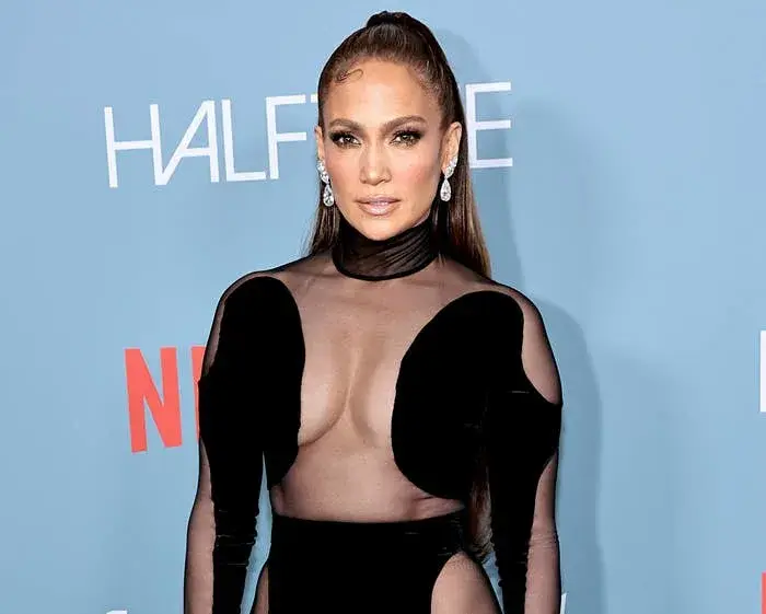 Дженнифер Лопес говорит, что культовое выступление Мадонны и Бритни Спирс на VMAs 2003 изначально должно было быть немного другим!