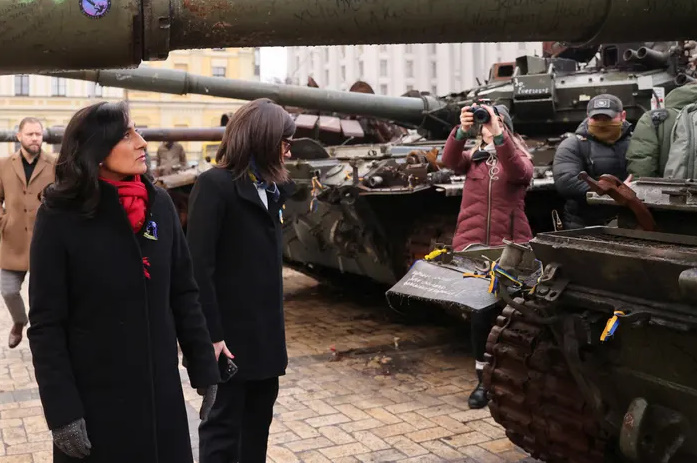 Канада объявила, что передаст Украине 200 бронетранспортеров (БТР). Этот шаг был сделан во время визита в Киев министра обороны Канады Аниты Ананд.