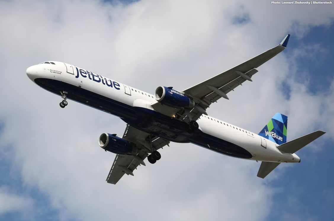 Еще один инцидент в аэропорту Кеннеди: Airbus A321 авиакомпании JetBlue столкнулся с припаркованным самолетом
