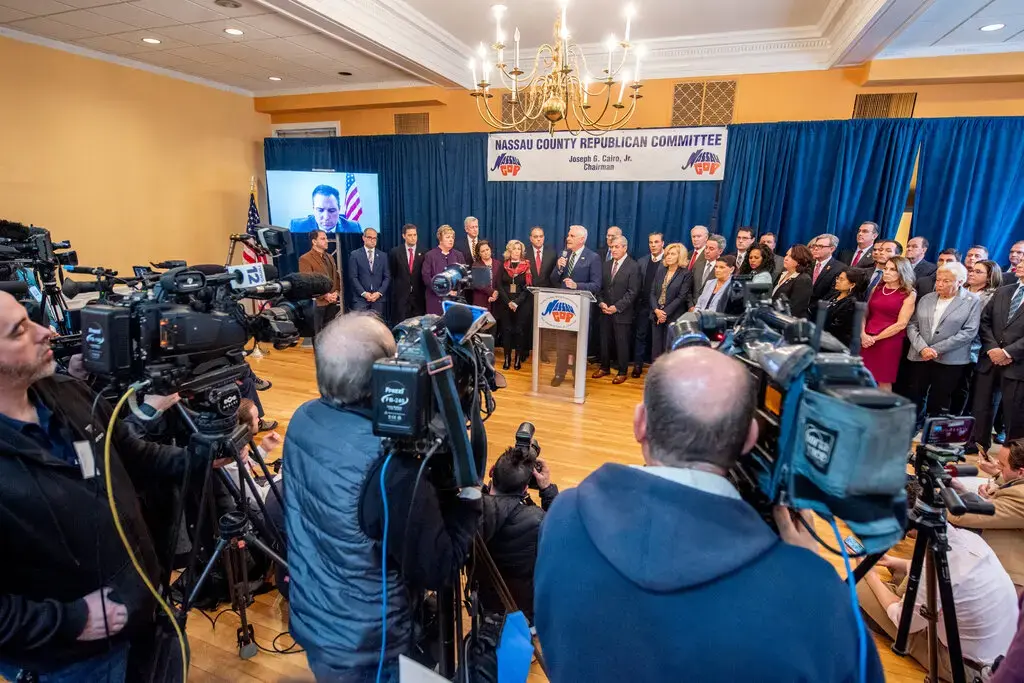 Джордж Сантос сталкивается с призывами уйти в отставку от 4 конгрессменов Республиканской партии