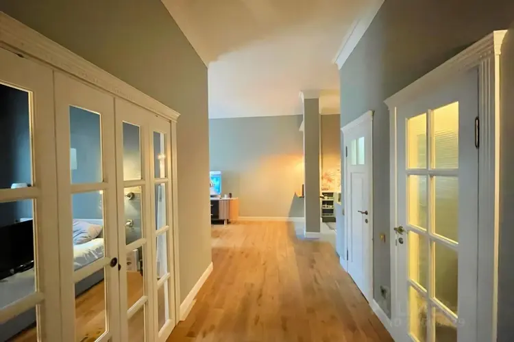 Конфискуют ли у певицы Монеточки жилье из-за высказываний против России?