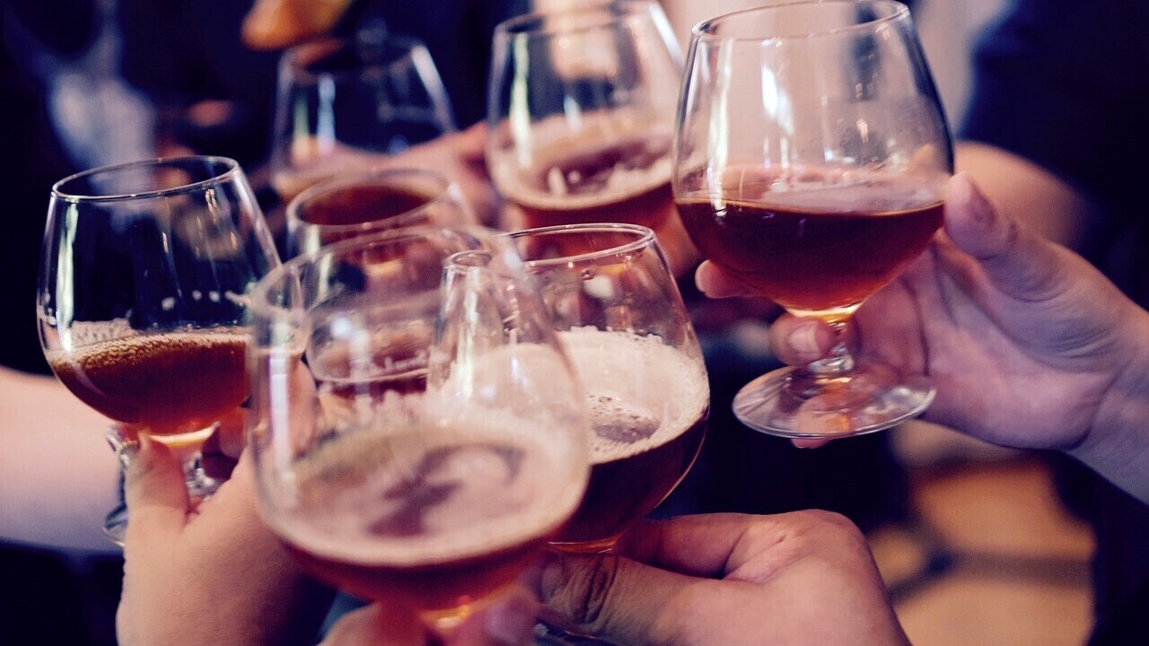 Вы пьете слишком много алкоголя во время праздников? Признаки, на которые стоит обратить внимание. Что такое «синдром праздничного сердца»