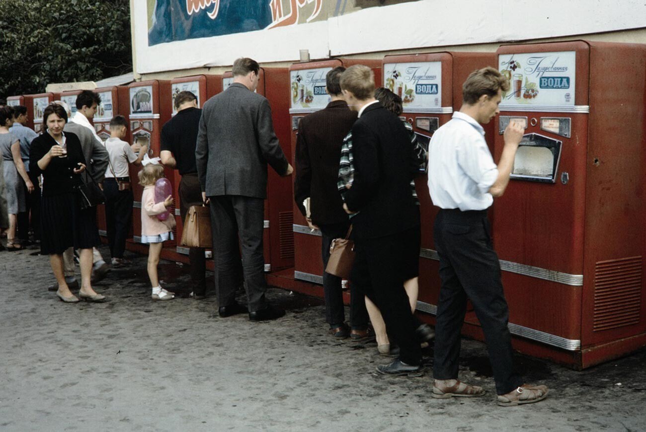 СССР: никакой санитарии, город пил с одного стакана, продукты продавались не упакованными, но все были здоровыми, не было эпидемий. Почему так?