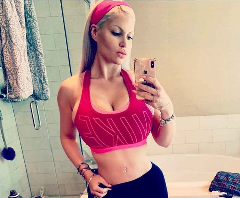 Девушка решила удалить рёбра ради 40 - ка сантиметровой талии: фото до и после