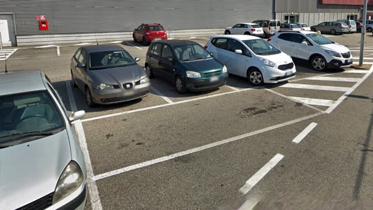 Мужчина, спящий в машине после выселения, найден мертвым .