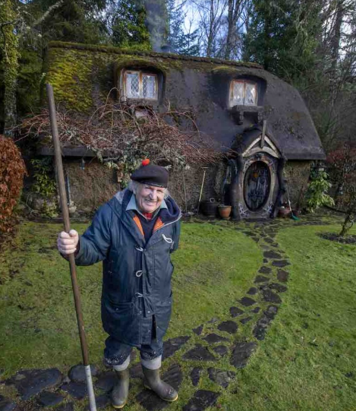 90-летний лесник построил собственный дом для хоббитов, где он живет вдали от цивилизации в необычной обстановке!