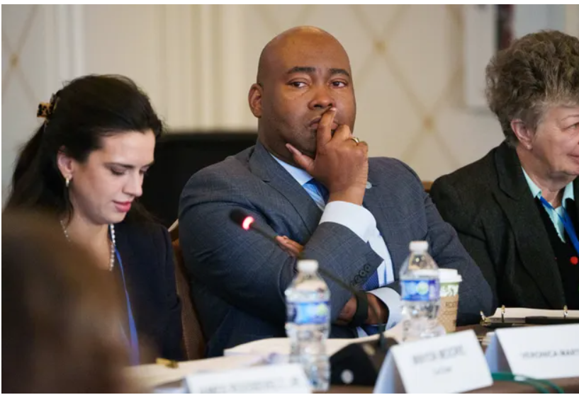 Пока демократы реорганизуют свой календарь для участия в праймериз, губернатор Нью-Гэмпшира.