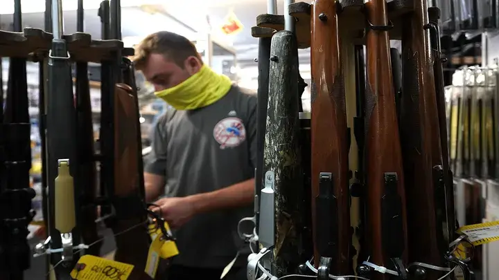 Верховный суд отклонил предложение нью-йоркских розничных продавцов оружия заблокировать новые законы о скрытом ношении