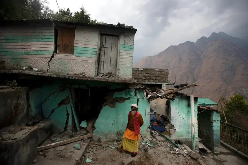 «Это Апокалипсис»: тысячи людей бегут, когда этот священный гималайский город погружается под землю