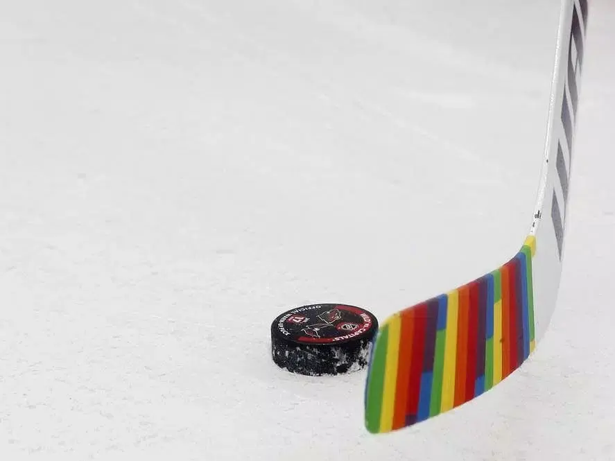 Поддерживать лесбиянок и геев? Никогда! Россиянин отказался играть в радужной майке в НХЛ, за океаном бунт.