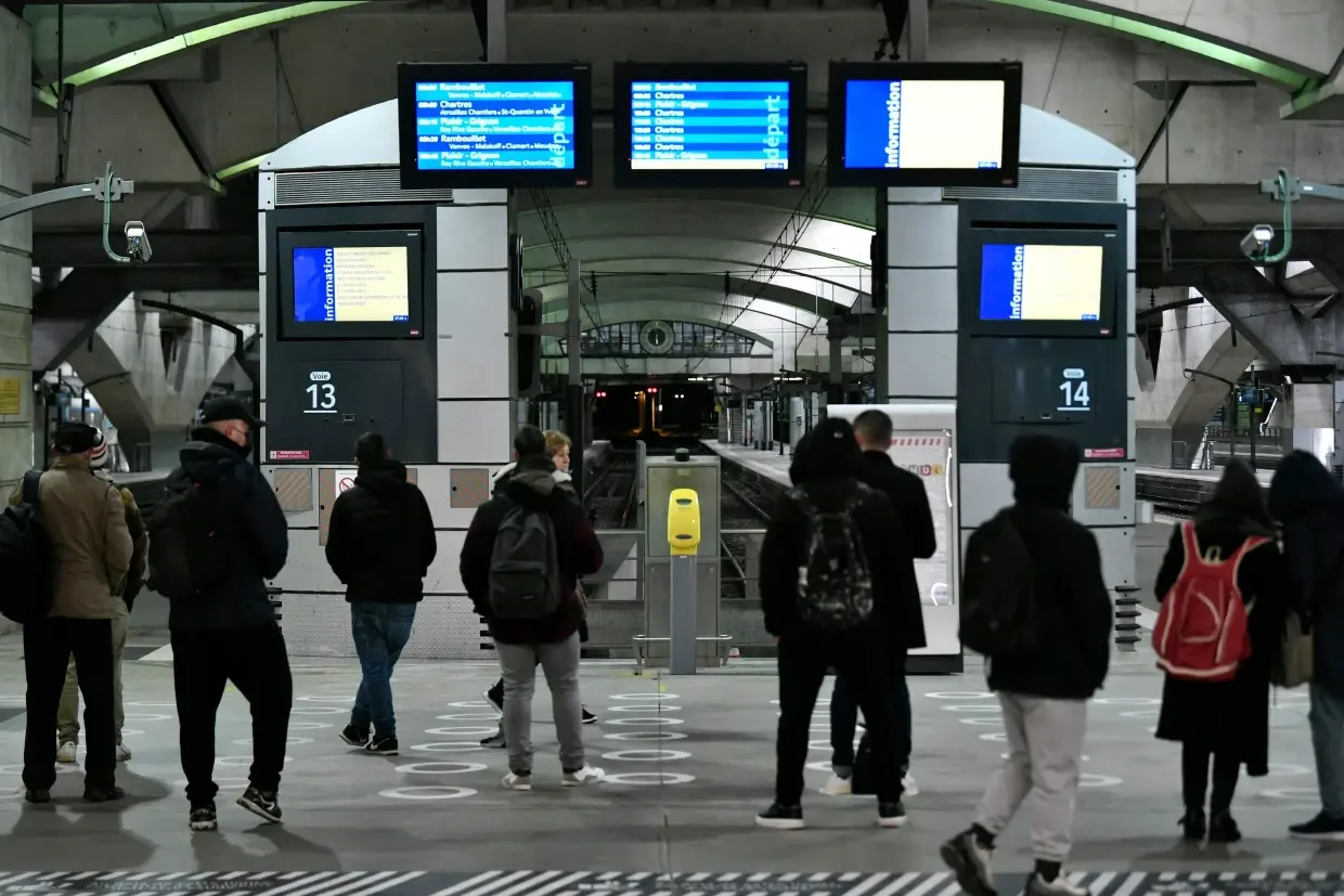 Во Франции началась общенациональная забастовка, поскольку профсоюзы борются против плана Макрона повысить пенсионный возраст