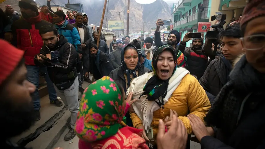 «Это Апокалипсис»: тысячи людей бегут, когда этот священный гималайский город погружается под землю