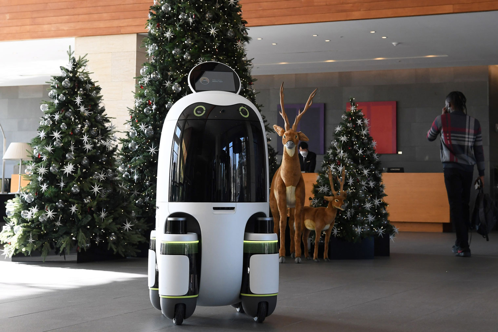 Hyundai начинает тестировать роботов-курьеров, умеющих ездить на лифтах