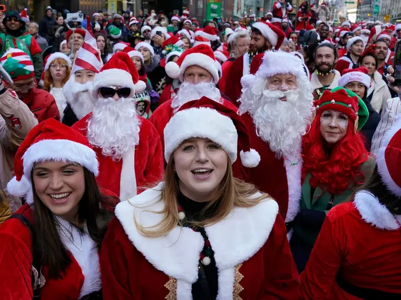 Санты тысячами съезжаются, чтобы напиться и развеселиться на SantaCon NYC