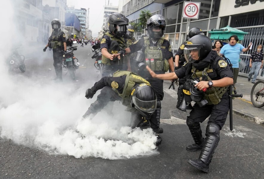 В Перу протестующие хлынули из отдаленных районов Анд и требуют отставки президента.
