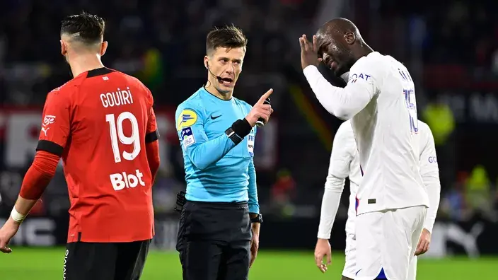 Футбол: судьи со звуком во Франции, скоро будет