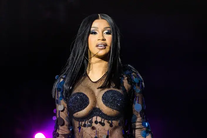 Cardi B рассказывает о пластической хирургии: "Мне нравится быть идеальной