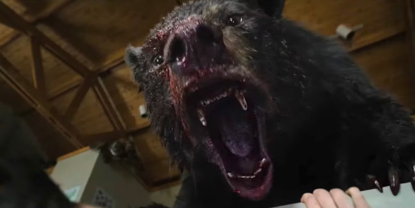 Элизабет Бэнкс рассказывает об улучшенных способностях титулованного медведя, включая обоняние, лазание и безумный рывок.