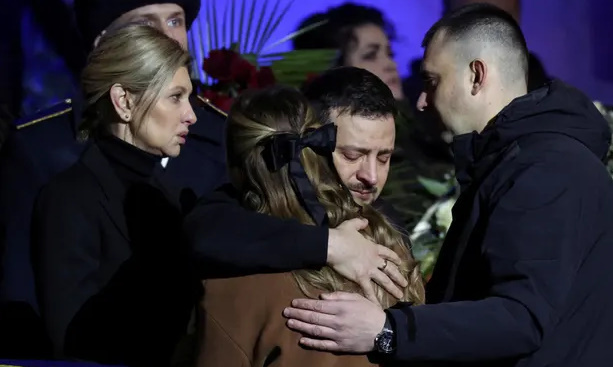 Зеленский посетил панихиду по жертвам крушения вертолета на Украине