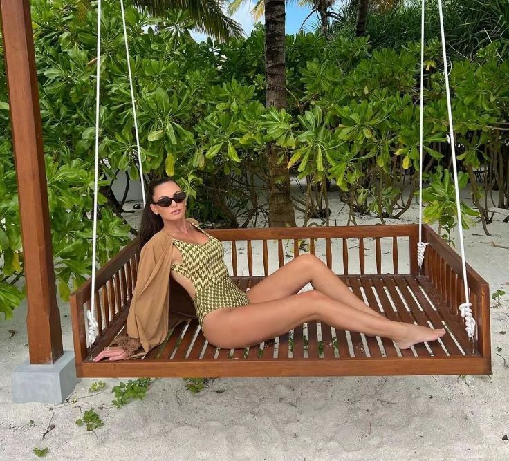 Супруга Жиркова показала идеальные ножки