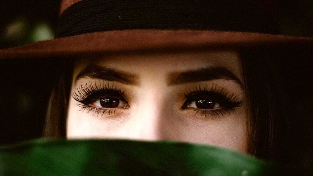 Мода на брови: тренды прошлого года и как подобрать наиболее подходящую форму для вашего лица.