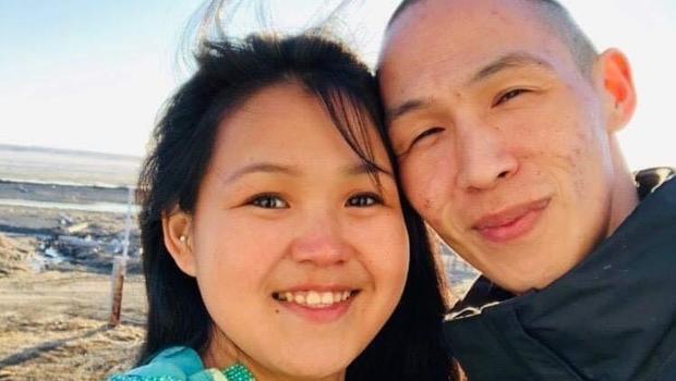 По словам чиновника, белый медведь, убивший маму и сына на Аляске, «гнался» за школьными работниками и чуть не проник внутрь здания.